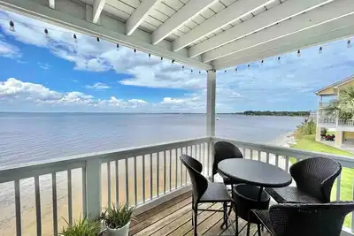 Image de Beach Breeze: Lovely Waterfront Home with 2 Kayaks