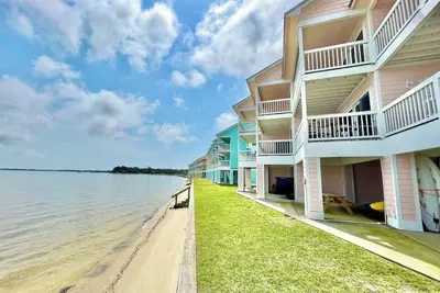 Image de Dolphin Cove: Gorgeous Waterfront Unit with Kayaks