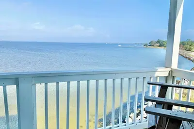 Image de Drift Away - Waterfront End Unit with 2 Kayaks