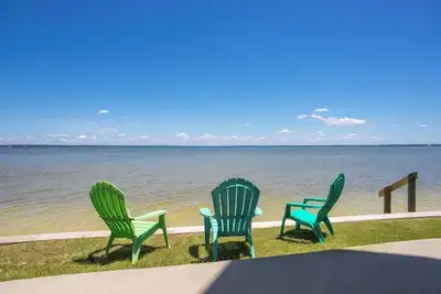 Image de Island Time: Peaceful Waterfront Unit with Kayaks!