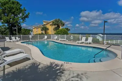 Image de Dolphin Watch: Lovely Waterfront Unit with Kayaks!