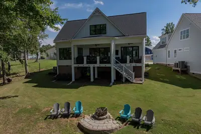 Image de New! Lakefront 4br, Kayaks, Paddleboards, Games