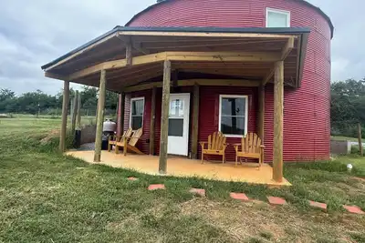 Image de Red Grain Bin Home 3-bedroom 2. 5 baths Near Lynchburg& Liberty