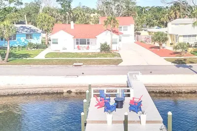 Image de Completely Redone Waterfront Apt w/Great Views, Patio, Balcony, Dock and Garage