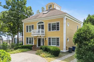 Image de Mariner’s Rest — a captain’s quarters reimagined