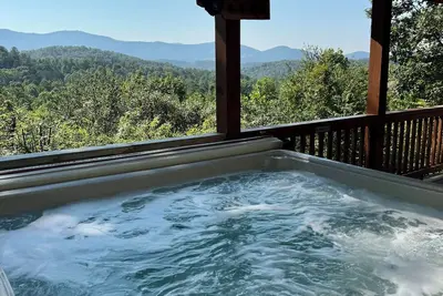 Image de Charming 3-bedroom, hot tub, game deck, firepits, gas fireplace, view! #002180