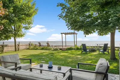 Image de Bird’s Eye View 🌅 | Lakefront Retreat with Hot Tub, Firepit & Cozy Fireplace