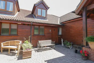 Image de Heron Cottage, pet friendly, with pool in Wayford