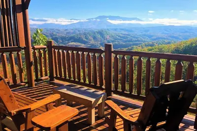 Image de Scenic Hot Tub Time, Chats by Firelight, Epic Game Nights & Resort Sauna Steams - A Natural High