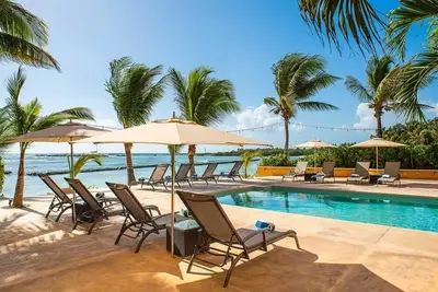 Image de Beachfront Villa with Tennis Court in Puerto Ave