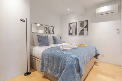 Image de Stylish Flat with Workspace and Garage by HostWise
