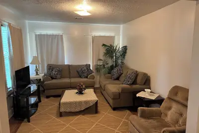 Image de Cool 2-bedroom house with Ac in charming Cleveland