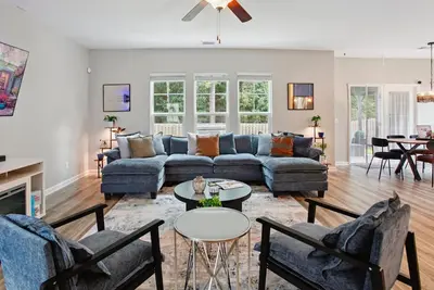 Image de Spacious 4-Br Pooler Retreat — Minutes to Downtown Savannah & Tybee