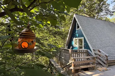 Image de Cozy 2-bedroom tiny cabin with roomy loft, Ac, and fire pit near Bryce Resort