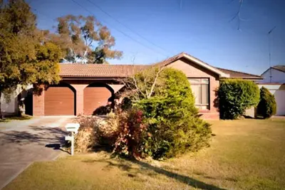 Image de 4 Bedrooms Free parking Between Blue mountain and Sydney