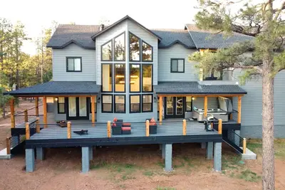 Image de New Cabin In Pines, Hot Tub, Deck, Pet Friendly