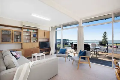 Image de Swans Shorehouse, Retro 60's Shack by the River