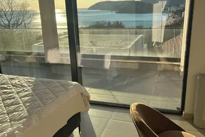 Image de Brand new 5 bedroom modern Mediterranean villa with pool. Sleeps 10. No Smoking