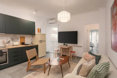 Image de 2br Designer Apt Near Metro With Private Garden