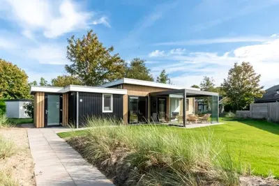 Image de Ce chalet est la cerise sur le gâteau. Jetez un coup d’œil rapide à l’intérieur! Avec un foyer tran