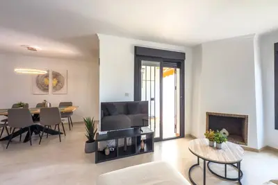 Image de Maison spacieuse à Estepona avec jardin et accès piscine