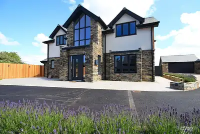 Image de Stylish holiday home with hot tub