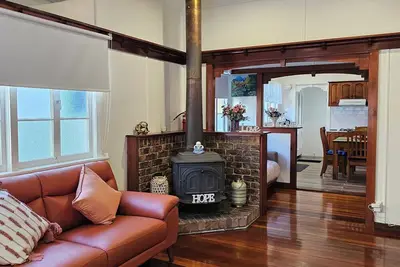 Image de 6 Mins to Brisbane City–Stylish Retreat