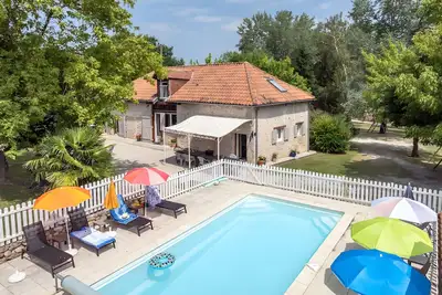 Image de Maison de charme avec sa piscine privée chauffée/terrain clos
