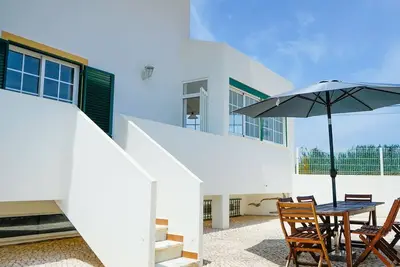 Image de Serene Duplex House With Patio by LovelyStay