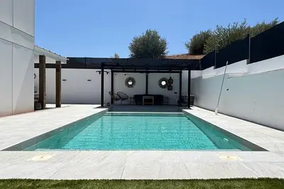 Image de Maison de Vacances 'Votre Paradis Privé avec Piscine' avec Vue sur la Montagne, Wi-Fi et Climatisation