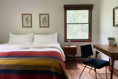 Image de A peaceful, quaint cabin in the woods offers a country-side escape for couples, small families, and friends.