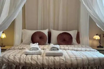 Image de Entire Neoclassical House, 4br across two floors