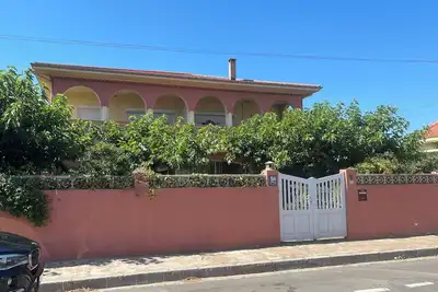Image de Appartement au 1er étage d'une maison de famille à 50 m de la plage.
