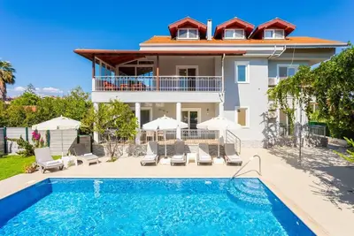 Image de Daisy Villa - Cinq Chambres Villa, Couchages 10