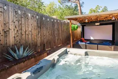 Image de Roomy 3br-Hot Tub, Steam Shower & Outdoor Theater-Sleeps 8+ groups!