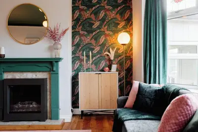 Image de Stylish 3 bed house in Skipton sleeping up to 5. Dog friendly, free parking, short walk to train station, 15‑minute canal stroll into town. Full kitchen, smart Tv with Netflix & Virgin Tv, modern bedrooms and contemporary bathroom.