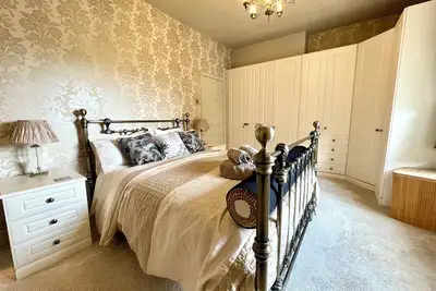 Image de This luxury, boutique style, stone built, 3 bedroom, 2 bathroom apartment by Above Rubies sits directly on Haworth’s renowned cobbled Main Street and is only a stone’s throw from the iconic Parsonage, home to the Brontë sisters.