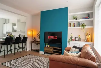 Image de Modern 2 bed cottage in Skipton sleeping up to 5. Free on‑street parking, short walk to train station, 15‑minute canal stroll into town. Open‑plan living, full kitchen, smart Tv with Netflix & Virgin Tv, stylish bedrooms and full modern bathroom.