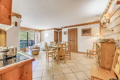 Image de 100m du centre station, 1er étage, balcon, télévision, casier à ski, 64m², Tignes