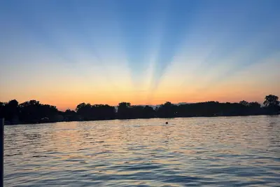 Image de Cozy Lakefront Cottage With Breathtaking Sunsets!