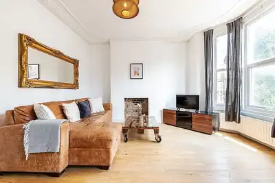 Image de Elegant Queen’s Park Retreat with Balcony