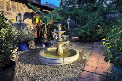 Image de Charming 1-bedroom cottage in Columbus overlooking a New Orleans style courtyard