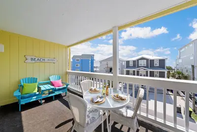 Image de Cozy 2-bedroom 2bath across from ocean in Carolina Beach\nWelcome to \"The Palms\"