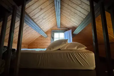 Cozy Loft Bunkie | Sleeps 4 | Bbq + Fire Pit