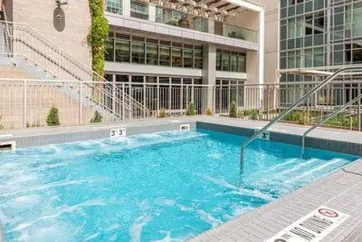 Image de 2 Units | Sleek & Spacious 2br w/ Kitchen | Outdoor Pool | Ball Arena – 0. 6mi
