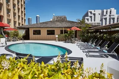 Image de High Floor City View Two Queens, Scenic Urban Garden Setting, Pool Access