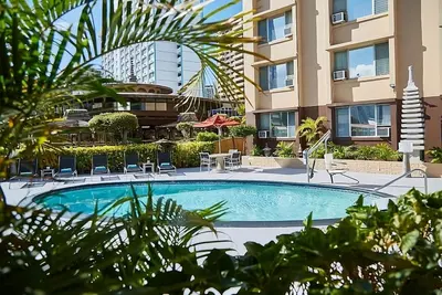 Image de 4 Spacious Units, Rooftop Pool Scene, Garden Surroundings, Steps from Downtown