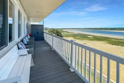 Image de Admiral's Quarter: Cozy 2-bedroom, beachfront condo with stunning sunset view