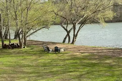 Image de Renovated 1900s Farmhouse on The New River!
