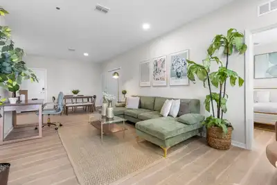 Image de Seaside Paradise Suite, 10 Min to Beaches- Pool/Gym